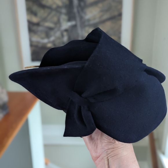 ✨ SOLD ✨ Vintage 1940s Navy Blue Asymmetrical Slanted Brim Hat Gold Detail Retro - Picture 5 of 7